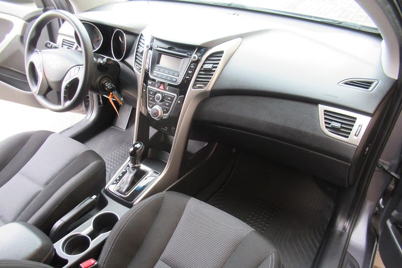 Hyundai i30 1.6 CRDi 16V  KLIMA   AUTOMAT - fotka 11 z 20