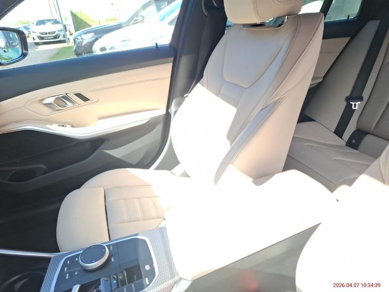 BMW Řada 3 330d xDrive Touring - fotka 11 z 19