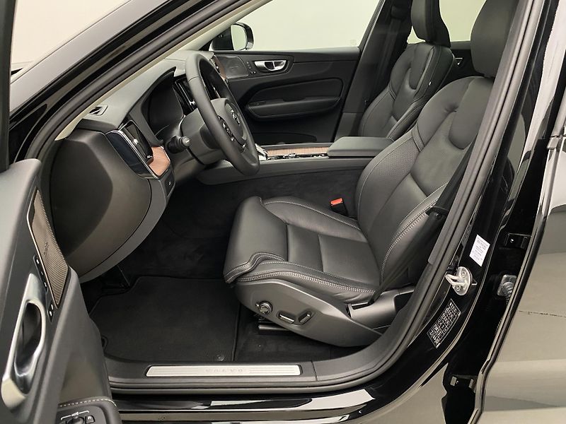Volvo XC60 B4 AWD DARK PLUS AUT  - fotka 3 z 56