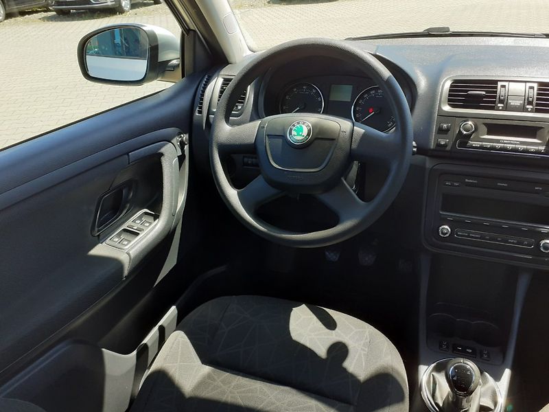 Škoda Fabia (2011) KOMBI 1.2 TSi AMBIENTE - fotka 8 z 27
