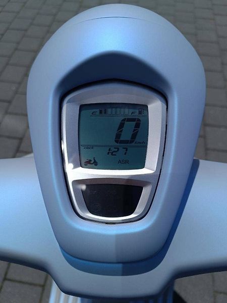 Vespa 946 (2025) 946 Snake Azzuro (sleva 20.000 - fotka 17 z 17