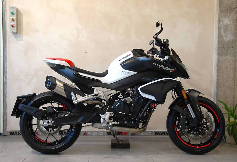 CFMOTO 800 NK (2025) 800NK Sport - krásný stav,serv - fotka 1 z 20