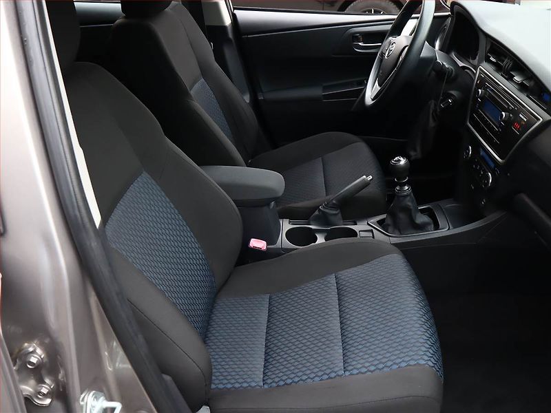 Toyota Auris (2013) 1.6 Valvematic - fotka 7 z 14