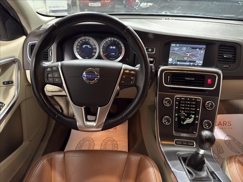 Volvo V60 2,0   T5 177KW SUMMUM XENON - fotka 21 z 38