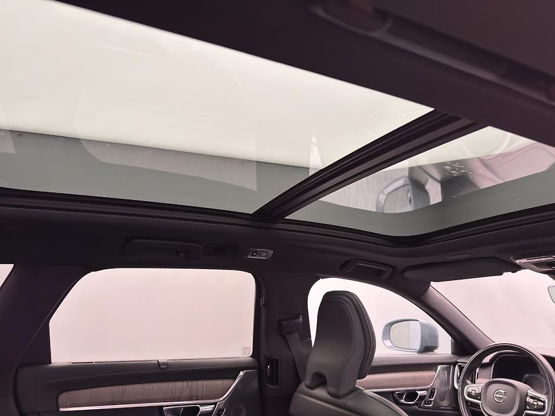 Volvo V90 CC D4 AWD PRO AUT - fotka 23 z 52