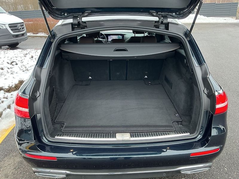 Mercedes-Benz Třídy E 220 d AVANTGARDE 4MATIC - fotka 25 z 28