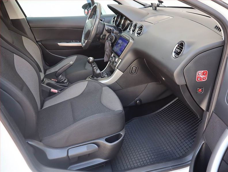 Peugeot 308 (2012) 1.6 HDi, Navi, Park. senzory - fotka 9 z 17