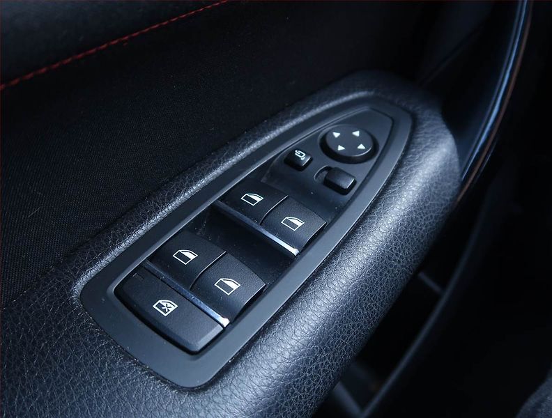 BMW Řada 1 (2017) Sport Line 118i, Automat - fotka 16 z 19