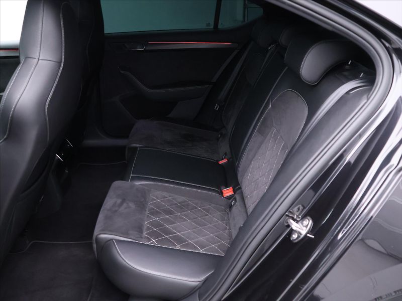 Škoda Superb 2,0 TDI 140kW DSG CZ Sportline - fotka 16 z 38