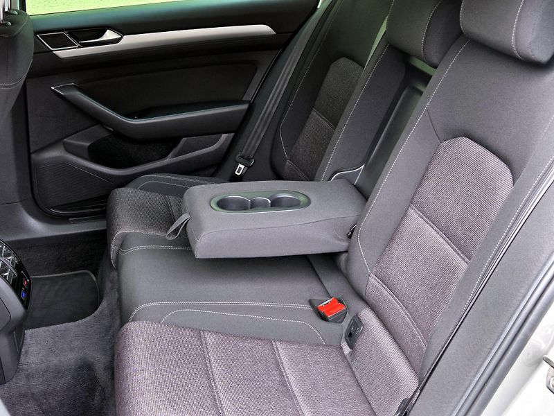 Volkswagen Passat 2.0TDi DSG *SERV.KN.FAKTURY*   - fotka 20 z 45