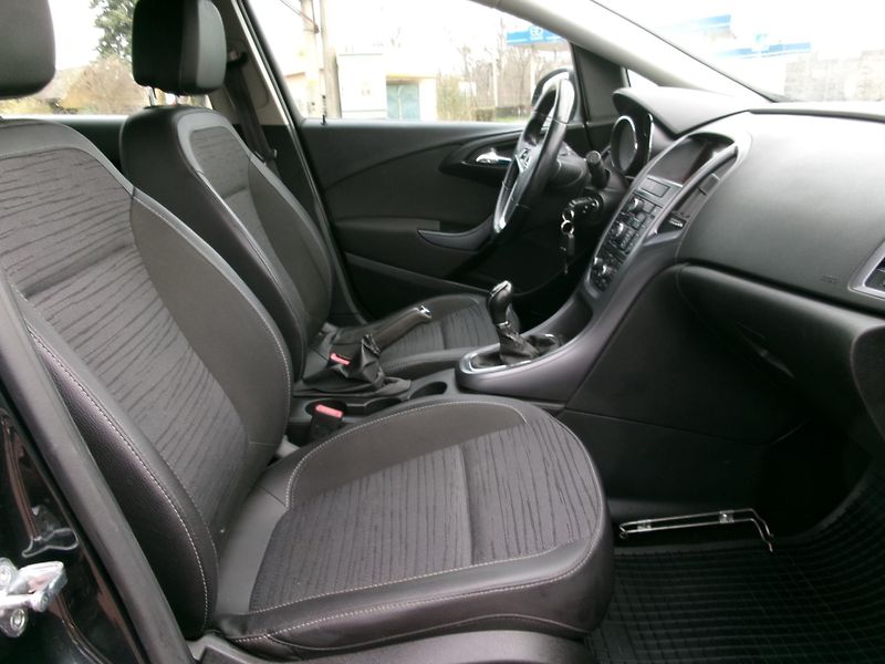 Opel Astra 1,6 CDTi NAVI AUTOKLIMA  - fotka 27 z 29