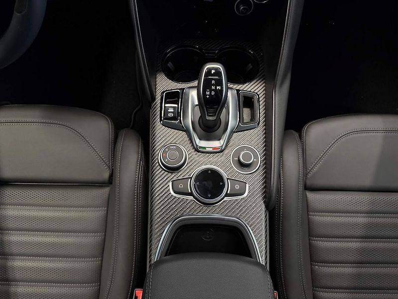 Alfa Romeo Giulia (2025) Quadrifoglio 2.9 V6 BiTurbo 52 - fotka 13 z 21