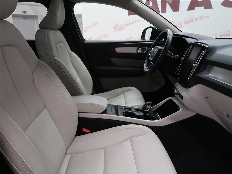 Volvo XC40 2,0 D4 AWD MOMENTUM CZ - fotka 12 z 39
