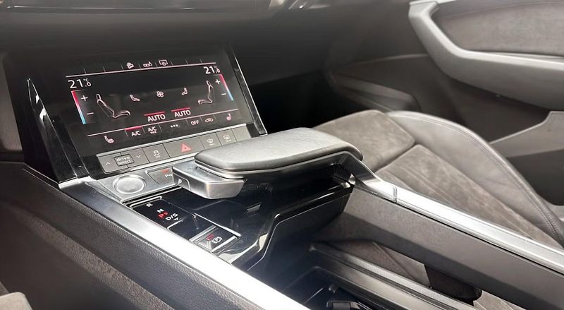 Audi e-tron 55 Quattro Tažné Panorama LED  - fotka 15 z 19