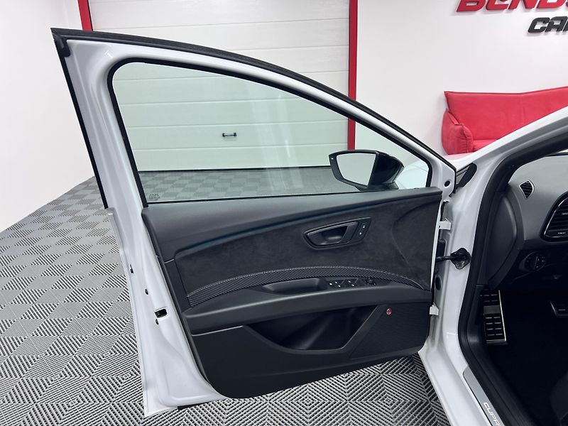 Seat Leon Cupra 300 2.0 TFSI 4x4 DSG - fotka 12 z 42