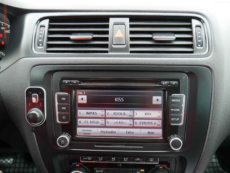 Volkswagen Jetta (2012) 1.2TSi, ČR, AAC, tempo - fotka 14 z 17