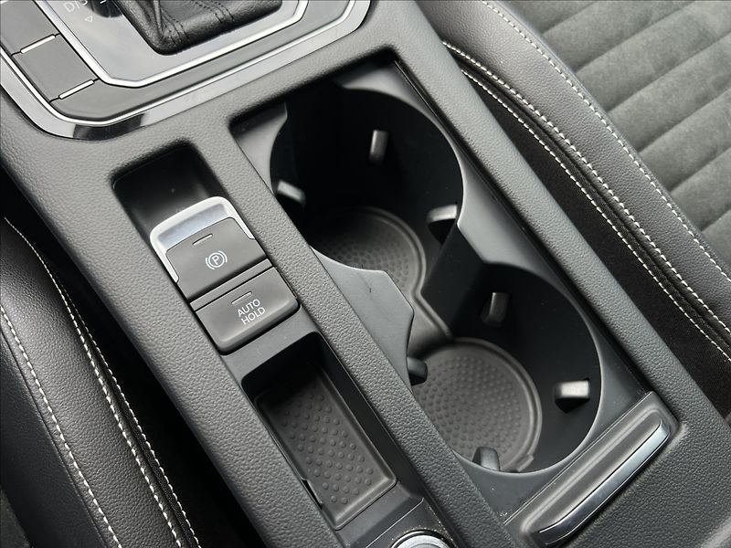 Volkswagen Passat 2,0 TDi DSG ELEGANCE MATRIX - fotka 25 z 36