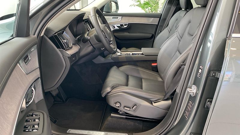 Volvo XC90 (2026) PLUS BRIGHT, B5 AWD, 184+10 kW - fotka 8 z 14