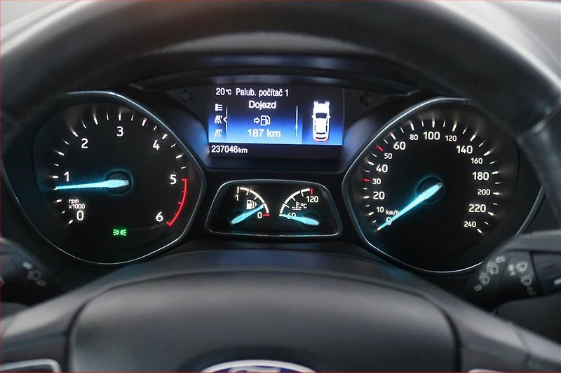 Ford Focus (2015) 1.5 TDCi, Navi, Tempomat - fotka 11 z 16
