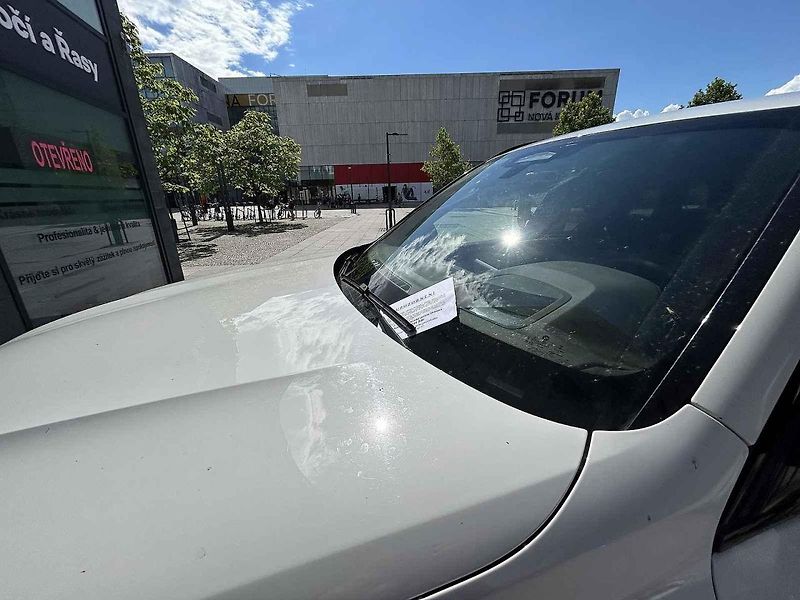 Auto dostalo botičku na zadní kolo.