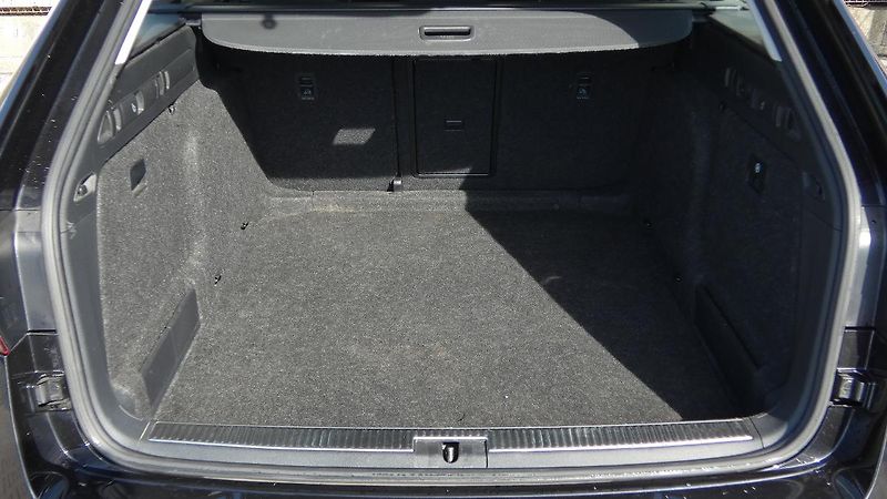 Škoda Superb Combi 2,0 TDI DSG Style - fotka 21 z 24