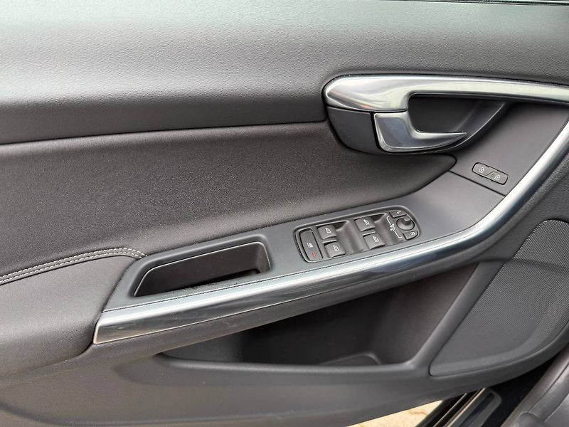 Volvo V60 (2012) 2.4 D5 158 kW R-Design AT - fotka 18 z 20
