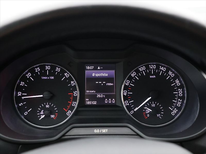 Škoda Octavia 2,0 TDI 110kW CZ Style Kessy - fotka 17 z 30