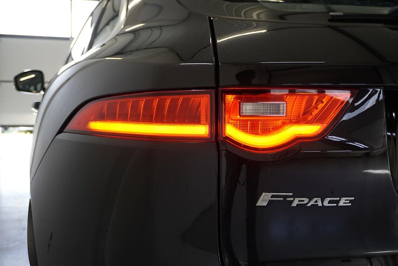 Jaguar F-Pace 3.0D 221 kW 4x4 AUTOMAT 8st. - fotka 10 z 36