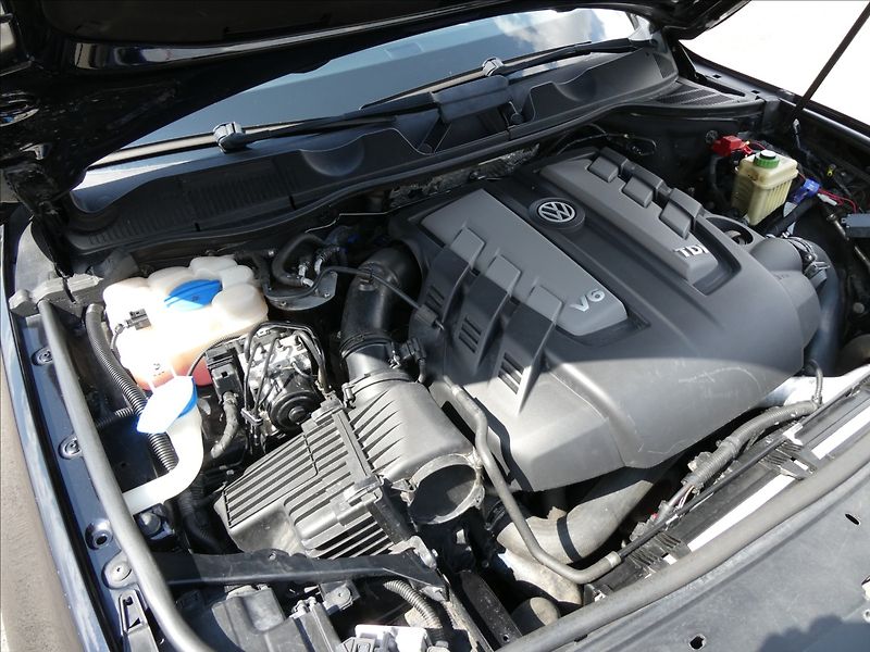 Volkswagen Touareg 3,0 TDi V6 180kW, webasto, DPH - fotka 35 z 50