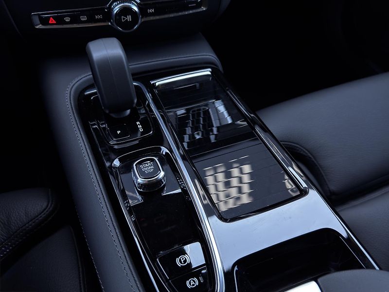 Volvo V60 T8 AWD 360 VYH. ČELNÍ + kola - fotka 25 z 42