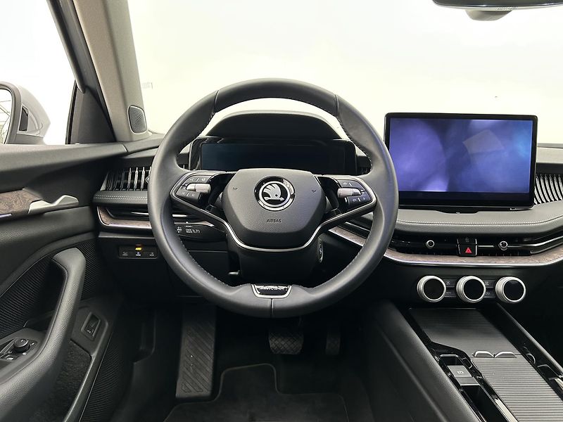 Škoda Superb 2.0 TDI L & K - fotka 33 z 33
