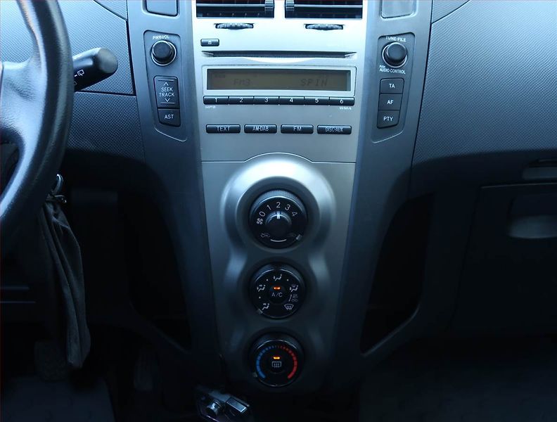 Toyota Yaris (2010) 1.0 VVT-i, Serv.kniha, po STK - fotka 12 z 15