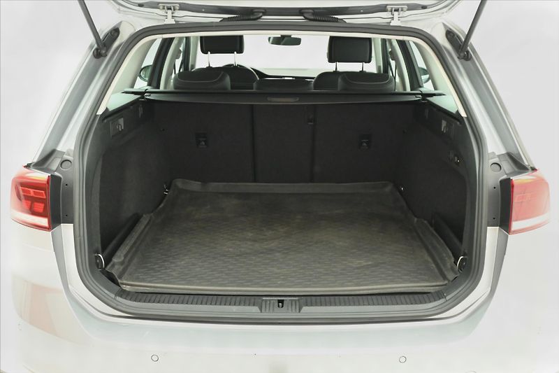 Volkswagen Passat 2,0 TDI 140 kW DSG ELEGANCE Zá - fotka 10 z 32