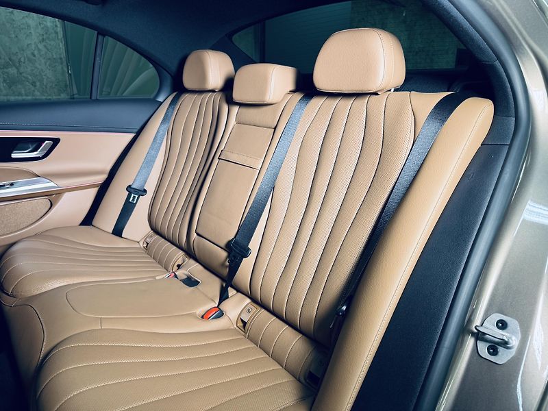 Mercedes-Benz Třídy E (2025) 220d*AMG*4M*AIR*NAT.NAP*PANO - fotka 42 z 46