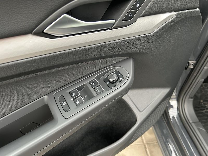 Volkswagen Golf 1.5 TSI LIFE - fotka 16 z 26