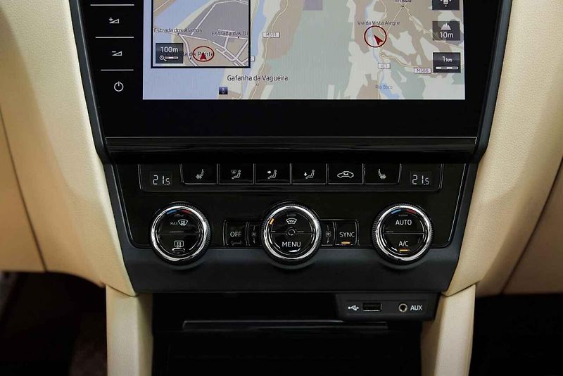 Detail ovládání klimatizace ve voze Škoda Octavia ukazuje panel Climatronicu, který v automatickém režimu neřeší jen samotné chlazení. Systém upravuje také proudění vzduchu a pomáhá držet příjemné klima v kabině.