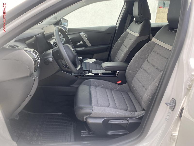 Citroën C4 (2023) 1.2 PT, 1.maj,ČR, Feel, navi - fotka 9 z 16