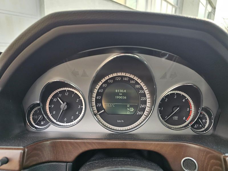 Mercedes-Benz Třídy E (2011) 350 CDi 4Matic 195kw - fotka 11 z 21