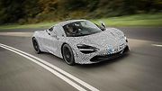 McLaren ukázal testovací mulu supersportu s volantem uprostřed.