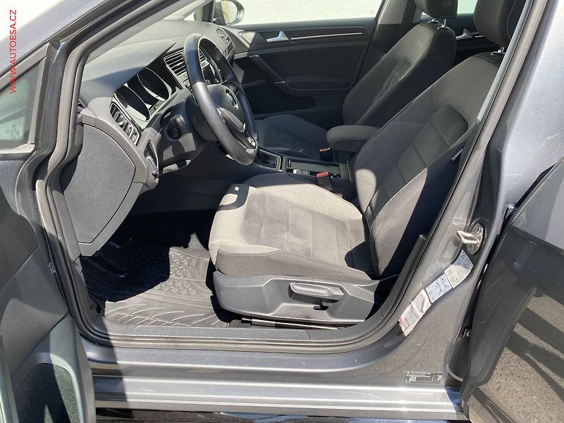 Volkswagen Golf (2018) 1.4 TSi, R-Line, navi, LED - fotka 9 z 17