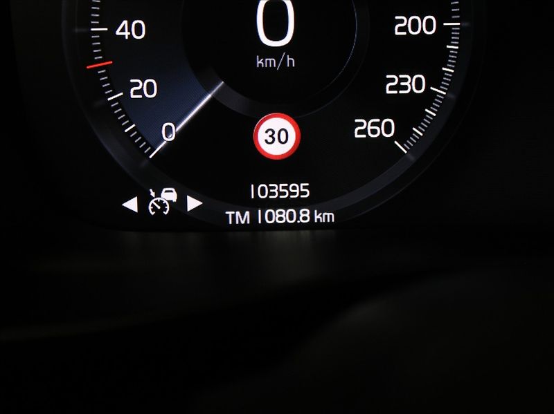 Volvo XC40 2,0 D4 AWD Mom.PRO Pilot Tažné - fotka 21 z 21