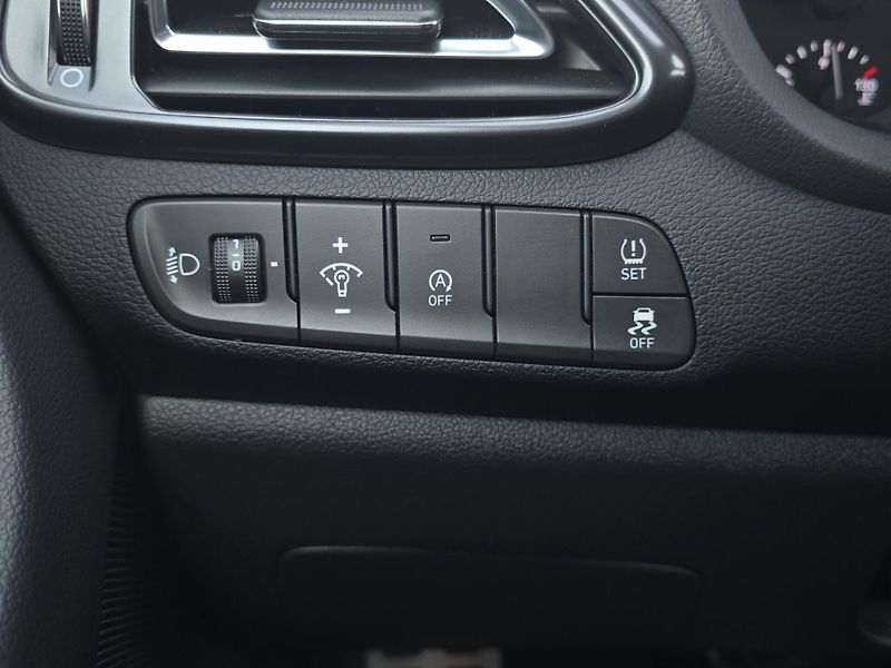 Hyundai i30 (2021) N-Line 1.5 T-GDi A/T 117kW, Se - fotka 16 z 28