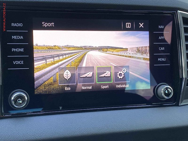 Škoda Karoq (2017) 1.5 TSi, Style, DSG, LED - fotka 18 z 20