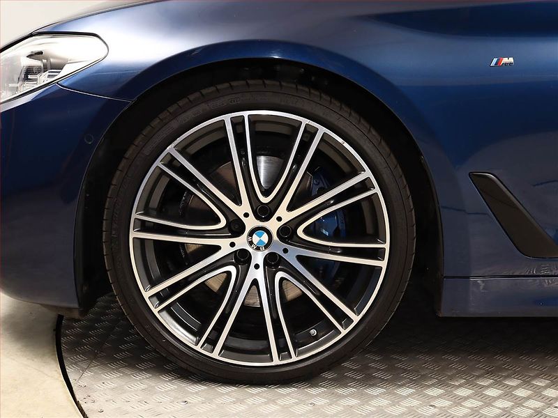 BMW Řada 5 (2019) M Sport 530d xDrive - fotka 13 z 19