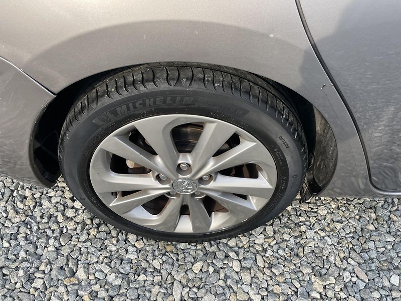 Toyota Auris 1.8i 16v HYBRID AUT NAVI CAM!! - fotka 40 z 166