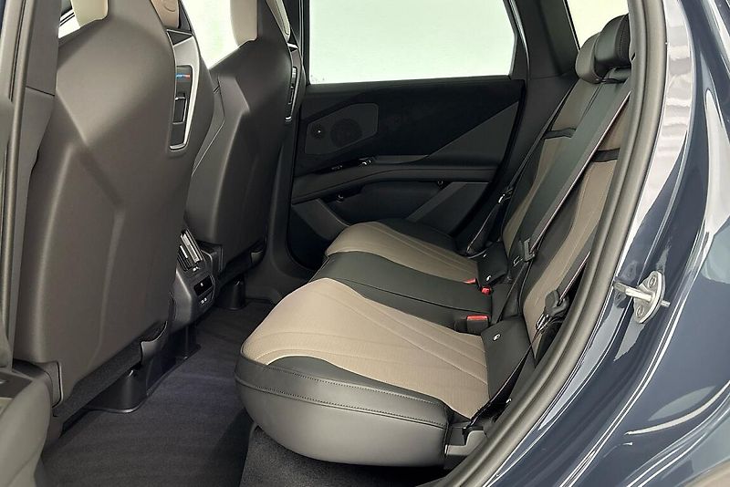 BMW iX3 50 xDrive - fotka 8 z 26