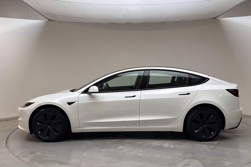 Tesla Model 3 Long Range AWD Highland Tažné - fotka 3 z 16
