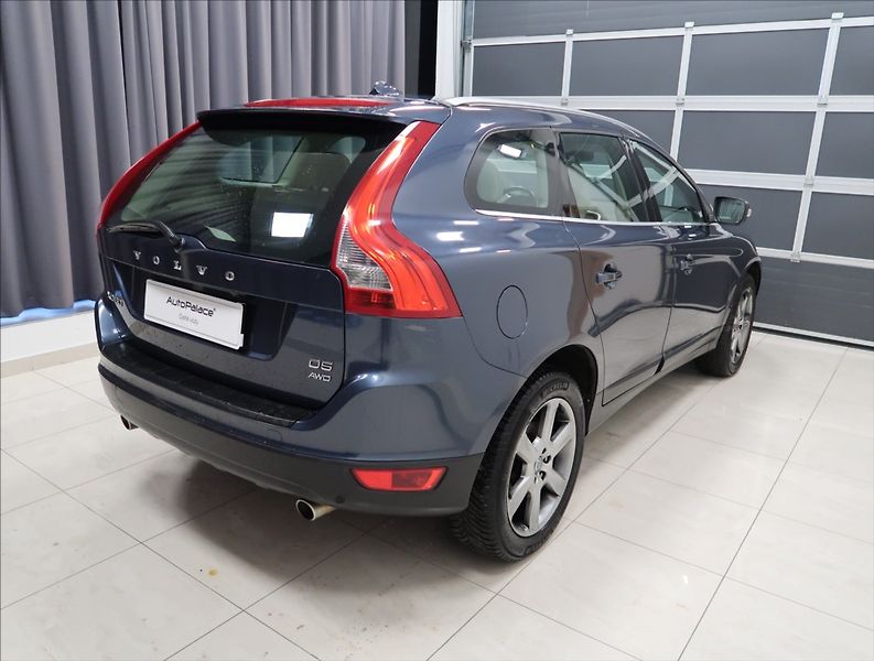 Volvo XC60 2,4 D5 AWD AUT - fotka 4 z 23