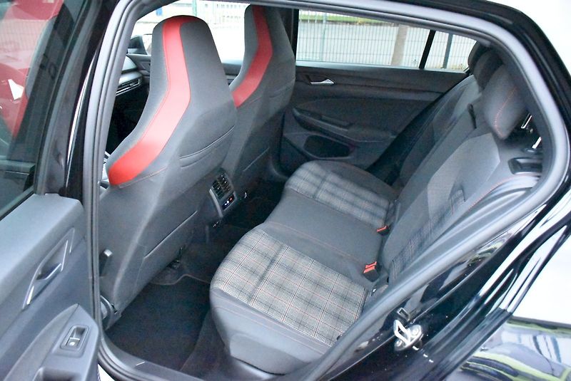 Volkswagen Golf (2022) GTI 2.0 TSI 180kW - fotka 28 z 33