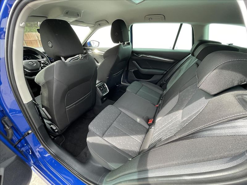 Škoda Octavia 2,0 TDI DSG Style Plus TAŽNÉ - fotka 17 z 22